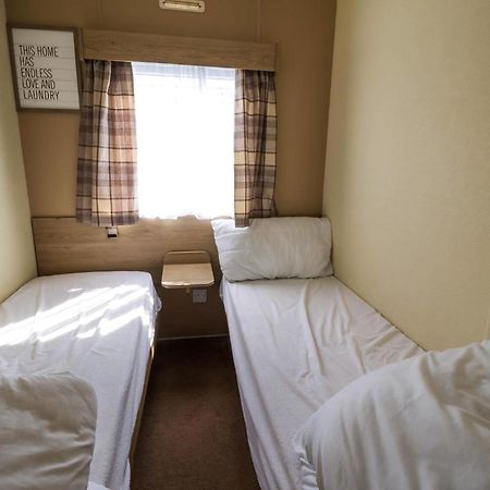 Superb 8 Berth Caravan Near Walton-On-The-Naze In Essex Ref 17175 Экстерьер фото
