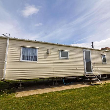 Superb 8 Berth Caravan Near Walton-On-The-Naze In Essex Ref 17175 Экстерьер фото