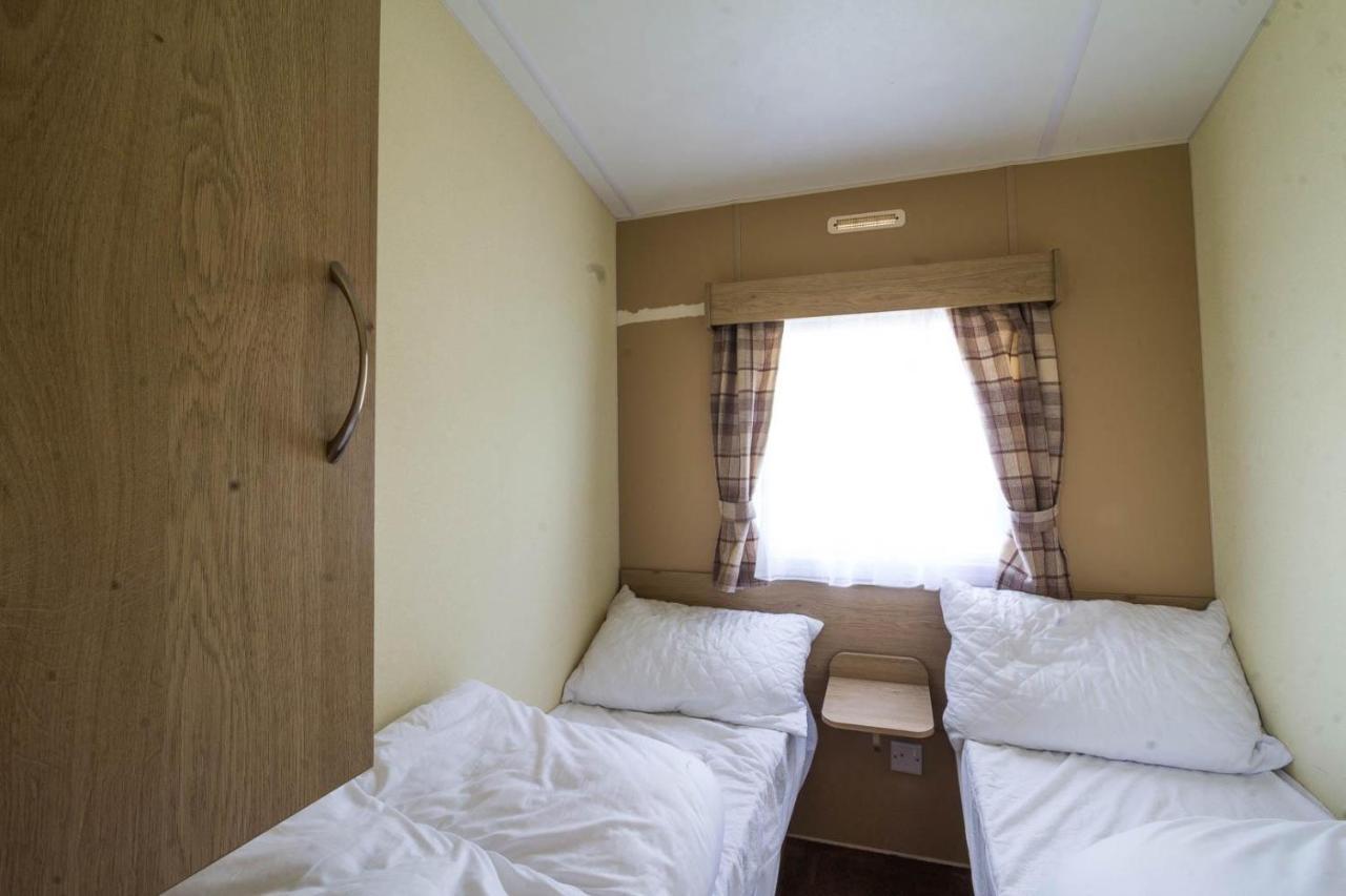 Superb 8 Berth Caravan Near Walton-On-The-Naze In Essex Ref 17175 Экстерьер фото
