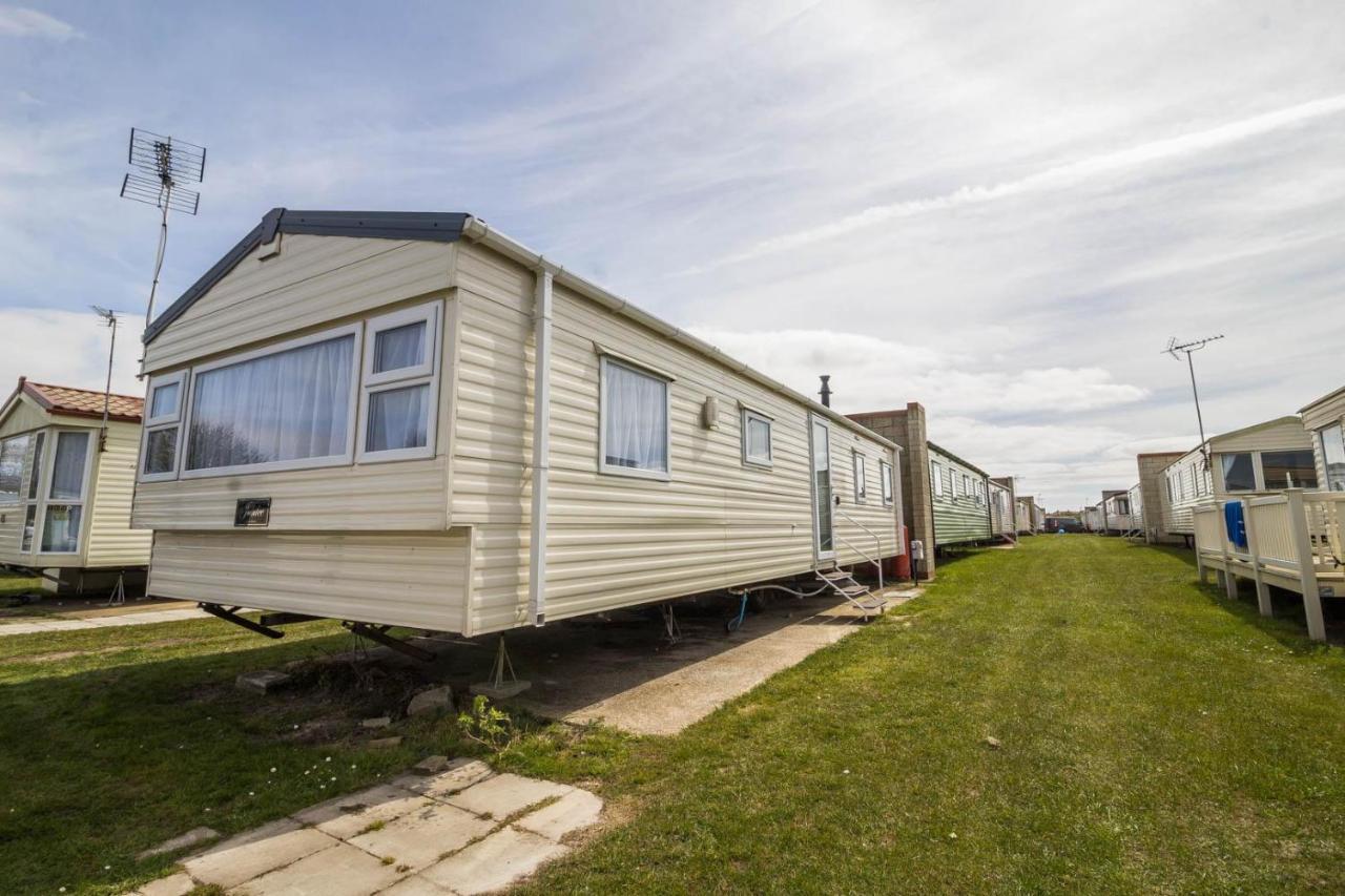 Superb 8 Berth Caravan Near Walton-On-The-Naze In Essex Ref 17175 Экстерьер фото
