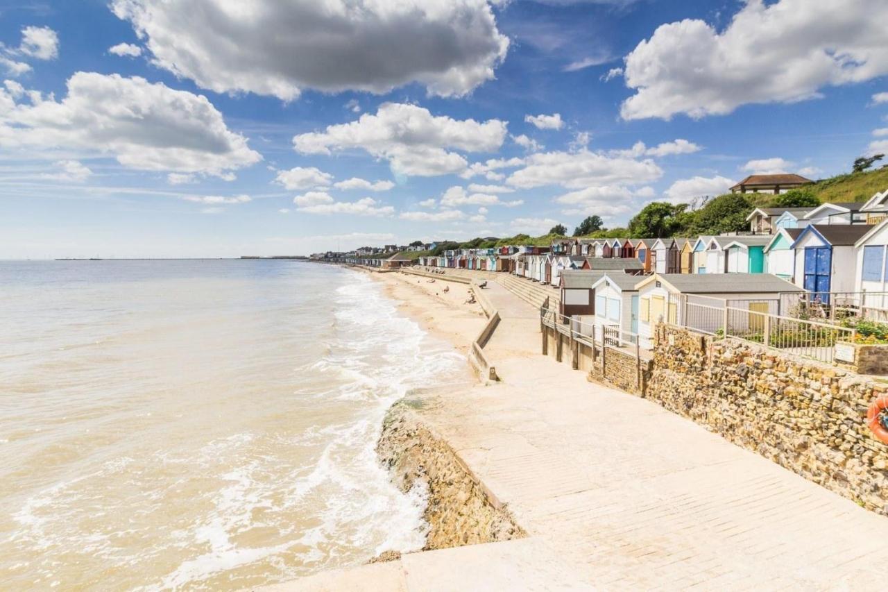 Superb 8 Berth Caravan Near Walton-On-The-Naze In Essex Ref 17175 Экстерьер фото