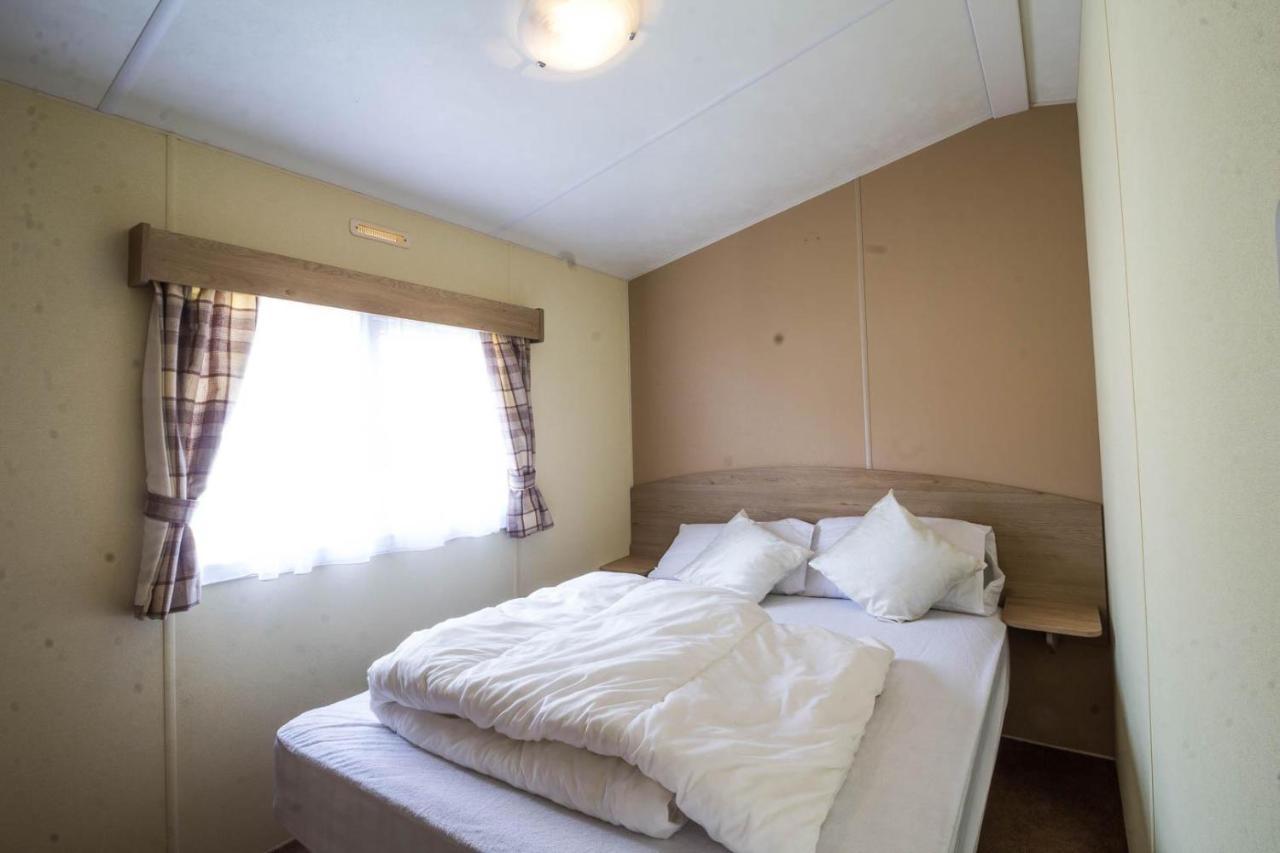 Superb 8 Berth Caravan Near Walton-On-The-Naze In Essex Ref 17175 Экстерьер фото
