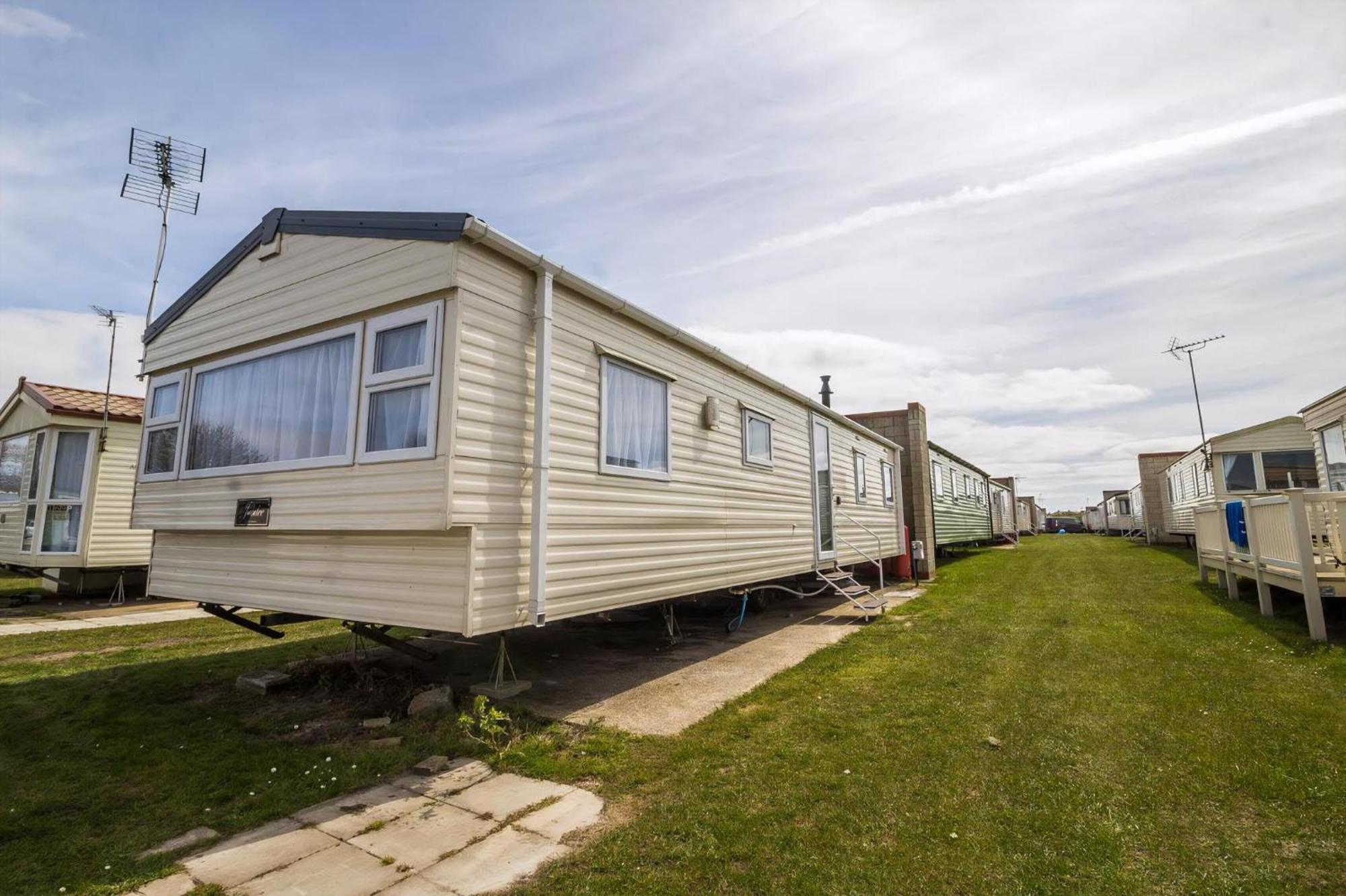 Superb 8 Berth Caravan Near Walton-On-The-Naze In Essex Ref 17175 Экстерьер фото