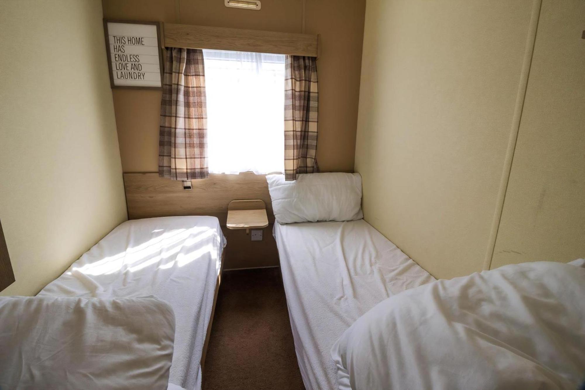 Superb 8 Berth Caravan Near Walton-On-The-Naze In Essex Ref 17175 Экстерьер фото
