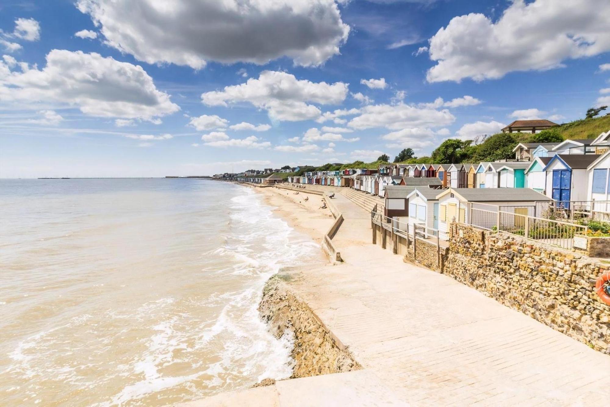 Superb 8 Berth Caravan Near Walton-On-The-Naze In Essex Ref 17175 Экстерьер фото