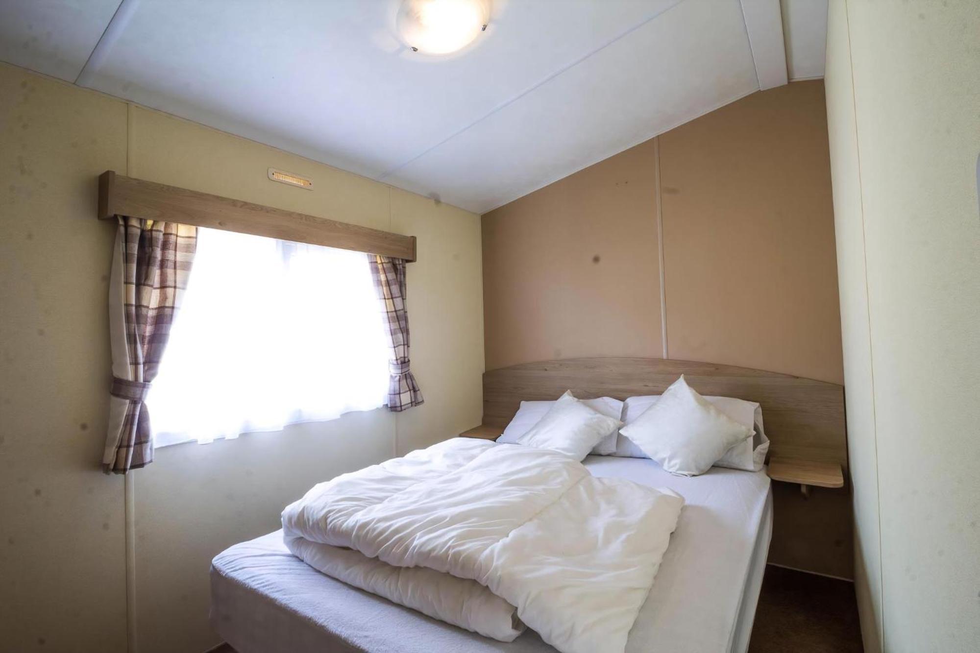 Superb 8 Berth Caravan Near Walton-On-The-Naze In Essex Ref 17175 Экстерьер фото