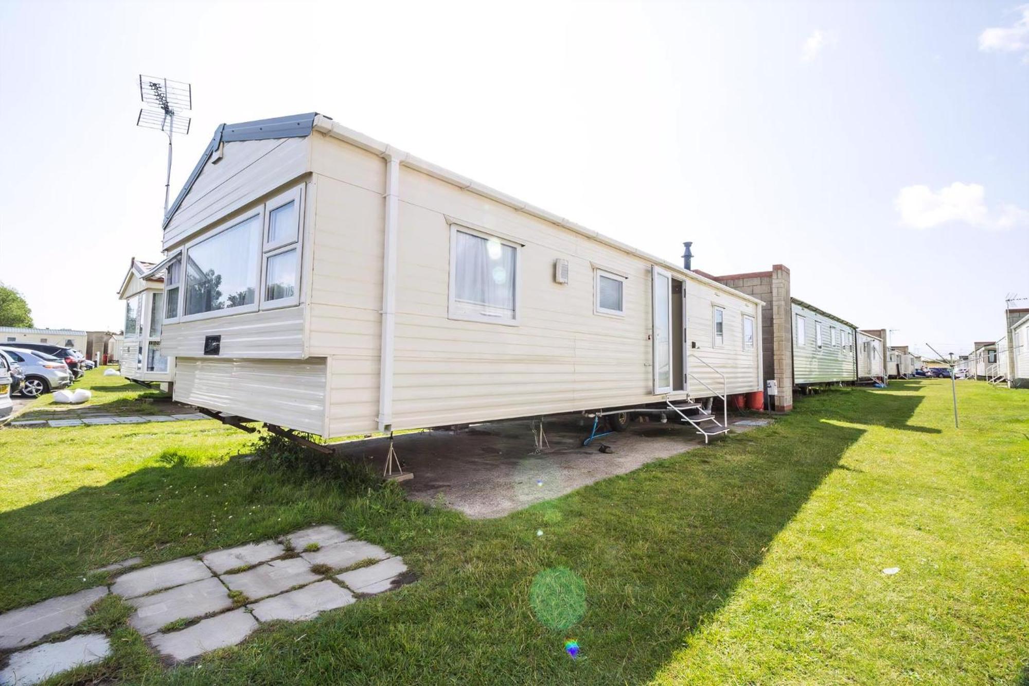 Superb 8 Berth Caravan Near Walton-On-The-Naze In Essex Ref 17175 Экстерьер фото