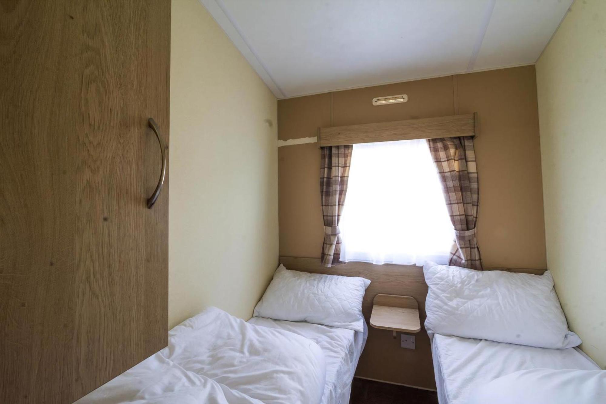 Superb 8 Berth Caravan Near Walton-On-The-Naze In Essex Ref 17175 Экстерьер фото