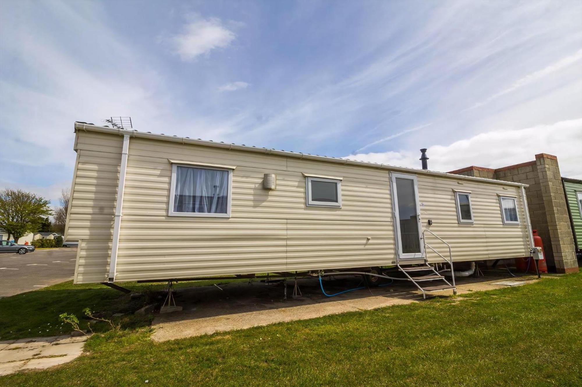 Superb 8 Berth Caravan Near Walton-On-The-Naze In Essex Ref 17175 Экстерьер фото